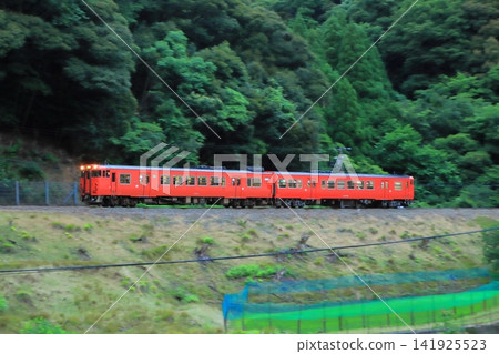 2026年6月20日黃昏，JR西日本機車47系列柴油動車組疾馳在山陰本線深山之中。 141925523