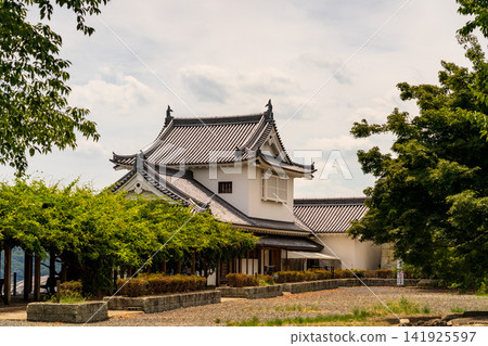 岡山縣津山市津山城(津山公園)修復後的備中塔樓和美麗的石牆。 岡山縣津山市津山城(津山公園)修復後的備中塔樓和美麗的石牆。 141925597