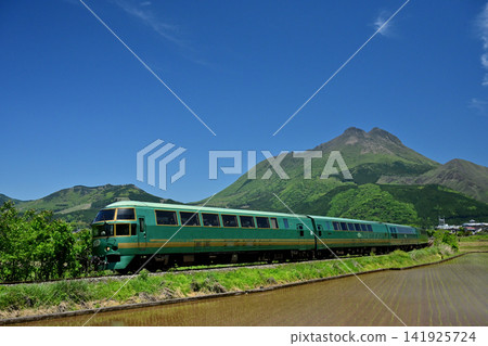 由布山和運行於久大本線的特快列車“由布院之森”。 由布山和運行於久大本線的特快列車“由布院之森”。 141925724