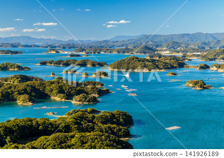 從長崎縣佐世保市天海峰展望台可以欣賞到九十九島的壯麗景色。 從長崎縣佐世保市天海峰展望台可以欣賞到九十九島的壯麗景色。 141926189