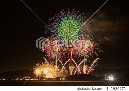 A view of the fireworks at the Shinojima Gion Festival and Nojima Festival from Irago (Aichi Prefecture) A view of the fireworks at the Shinojima Gion Festival and Nojima Festival from Irago (Aichi Prefecture) 141926371