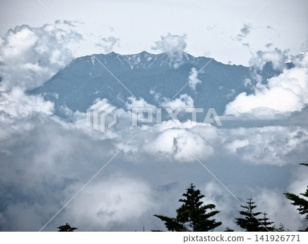 從八岳北部的雲層中眺望千丈岳冰鬥。 從八岳北部的雲層中眺望千丈岳冰鬥。 141926771