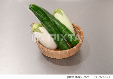 新鮮黃瓜和白茄子 新鮮黃瓜和白茄子 141926874