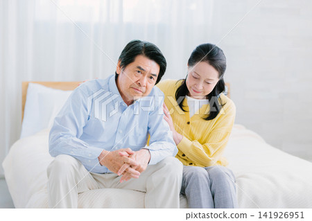 憂鬱的老年夫妻：負面形象 141926951