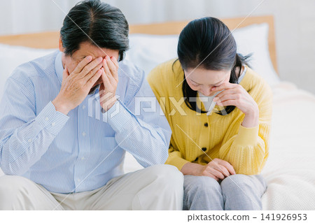 一對夫婦絕望地抱頭——一幅負面的畫面 141926953