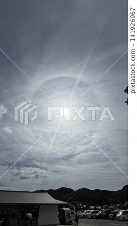 雲層與陽光交織,灑滿宗像大社上空。 雲層與陽光交織,灑滿宗像大社上空。 141926967