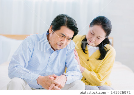 憂鬱的老年夫妻:負面形象 憂鬱的老年夫妻:負面形象 141926971