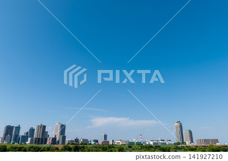 藍天白雲,城市景觀,高樓大廈和綠色風景,背景素材留有文字空間。 藍天白雲,城市景觀,高樓大廈和綠色風景,背景素材留有文字空間。 141927210