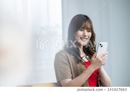 年輕女子，智慧型手機，微笑，搜索 141927663