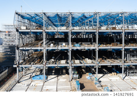 大型鋼結構建築工地,每層樓的地板鋪設工作都在進行中。 大型鋼結構建築工地,每層樓的地板鋪設工作都在進行中。 141927691