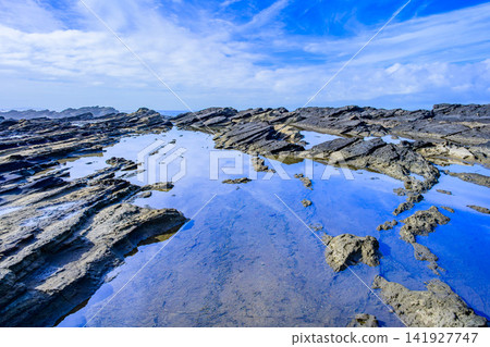 在一個晴朗的夏日早晨,城島日奈灘的大潮汐池就像一面鏡子,映照出藍天和漂浮的雲。 在一個晴朗的夏日早晨,城島日奈灘的大潮汐池就像一面鏡子,映照出藍天和漂浮的雲。 141927747