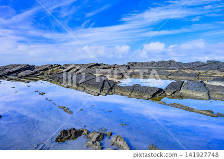 在一個晴朗的夏日早晨,城島日奈灘的大潮汐池就像一面鏡子,映照出藍天和漂浮的雲。 在一個晴朗的夏日早晨,城島日奈灘的大潮汐池就像一面鏡子,映照出藍天和漂浮的雲。 141927748
