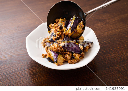 將麻婆茄子盛入盤中。 將麻婆茄子盛入盤中。 141927991