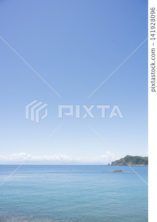 靜岡縣西伊豆町小金崎的蔚藍大海和夏日天空。伊豆半島壯麗的海岸風光。留白 靜岡縣西伊豆町小金崎的蔚藍大海和夏日天空。伊豆半島壯麗的海岸風光。留白 141928096
