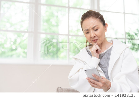 一位老年婦女正在扮演奧賽羅(手特寫) 一位老年婦女正在扮演奧賽羅(手特寫) 141928123
