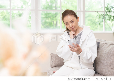 一位老年婦女正在扮演奧賽羅(手特寫) 一位老年婦女正在扮演奧賽羅(手特寫) 141928125