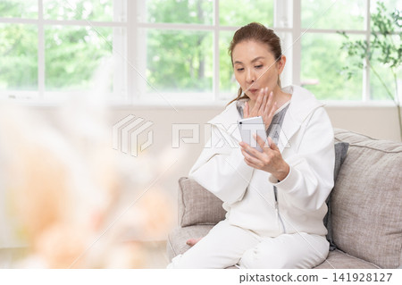一位老年婦女正在扮演奧賽羅(手特寫) 一位老年婦女正在扮演奧賽羅(手特寫) 141928127