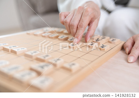 一位老年婦女正在下將棋（日本像棋）－她的手部特寫 141928132