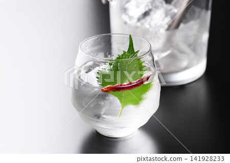 燒酒兌水,加入紫蘇葉和辣椒(金魚牌) 燒酒兌水,加入紫蘇葉和辣椒(金魚牌) 141928233