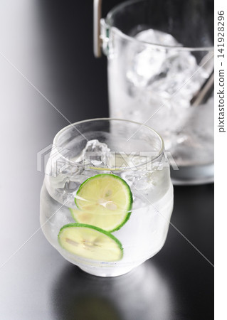 燒酒加水和切片的酢橘。 燒酒加水和切片的酢橘。 141928296