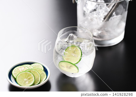 燒酒加水和切片的酢橘。 燒酒加水和切片的酢橘。 141928298