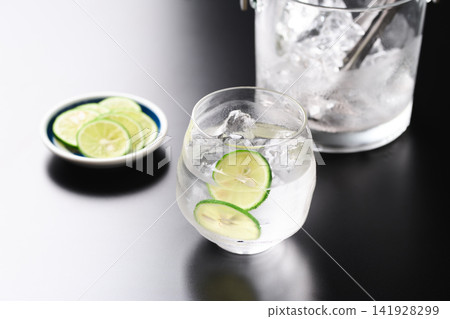 燒酒加水和切片的酢橘。 燒酒加水和切片的酢橘。 141928299