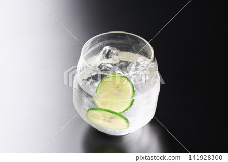 燒酒加水和切片的酢橘。 燒酒加水和切片的酢橘。 141928300