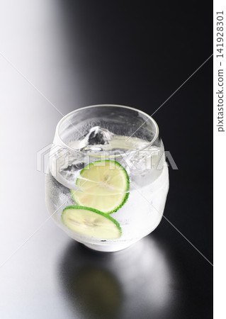 燒酒加水和切片的酢橘。 燒酒加水和切片的酢橘。 141928301