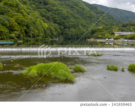 京都嵐山桂川及其堰壩的景色。 京都嵐山桂川及其堰壩的景色。 141930463