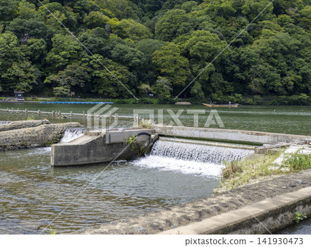 京都嵐山桂川及其堰壩的景色。 京都嵐山桂川及其堰壩的景色。 141930473