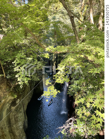 高千穗峽的柱狀節理和峽谷景色在藍天下徐徐展開。 高千穗峽的柱狀節理和峽谷景色在藍天下徐徐展開。 141930755