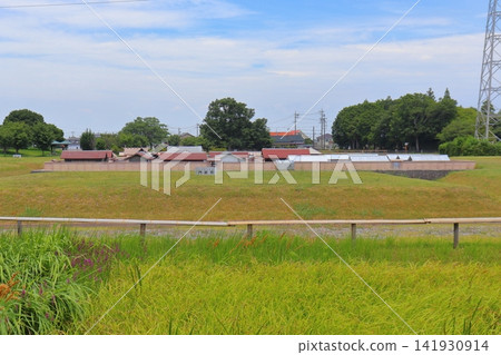 位於西古遺址（三重縣明和町）上花園草坪區域的整個歷史遺址模型。 141930914