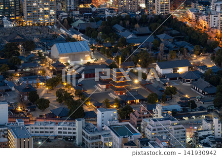 從阿倍野Harukas觀景台上看到的夜晚四天王寺及其燈火輝煌的五重塔。 從阿倍野Harukas觀景台上看到的夜晚四天王寺及其燈火輝煌的五重塔。 141930942