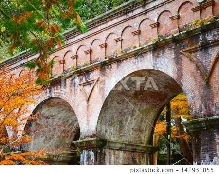 從高處俯瞰南禪寺渡槽和秋葉美景 141931055