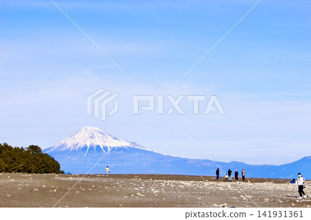 地平線上的三保鬆原和富士山。 地平線上的三保鬆原和富士山。 141931361