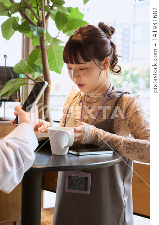 幾位女士在咖啡館一邊喝咖啡一邊開會。 幾位女士在咖啡館一邊喝咖啡一邊開會。 141931682