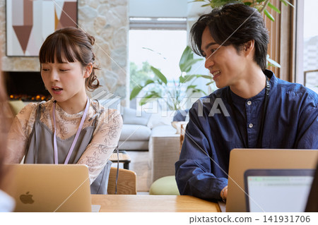 一群年輕的商務人士,包括一些年輕男女,正在咖啡館風格的辦公室裡用筆記型電腦開會。 一群年輕的商務人士,包括一些年輕男女,正在咖啡館風格的辦公室裡用筆記型電腦開會。 141931706