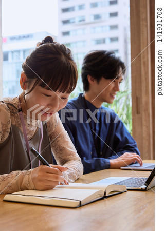 辦公室裡,一男一女兩位商務人士一邊看著筆記型電腦一邊開會。 辦公室裡,一男一女兩位商務人士一邊看著筆記型電腦一邊開會。 141931708