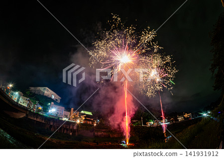 Toyota City, Tomoe River Fireworks Festival: Wide-angle view of the cityscape and fireworks. 141931912