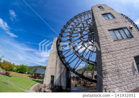 Gifu Prefecture, Michi-no-Eki Obaachan-ichi, Yamaoka: A giant waterwheel and a clear blue sky. 141932051