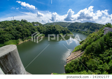 以折川水壩和湛藍天空為背景的風景。 以折川水壩和湛藍天空為背景的風景。 141932177