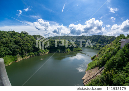 以折川水壩和湛藍天空為背景的風景。 以折川水壩和湛藍天空為背景的風景。 141932179