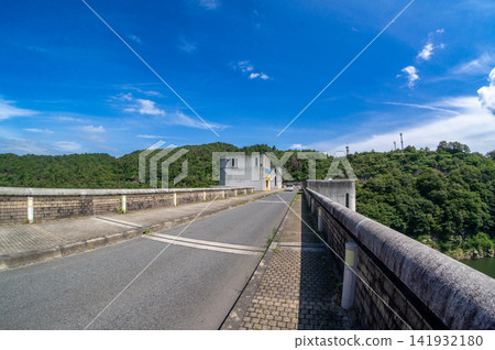 以折川水壩和湛藍天空為背景的風景。 以折川水壩和湛藍天空為背景的風景。 141932180