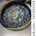 薄切比目魚刺身，有鰭肉，可作為外帶拼盤出售。 141932224