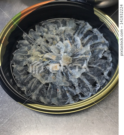 薄切比目魚刺身，有鰭肉，可作為外帶拼盤出售。 141932224