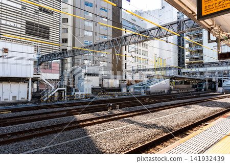 新宿站,從JR中央線月台望向埼京線月台,東京新宿區。 新宿站,從JR中央線月台望向埼京線月台,東京新宿區。 141932439