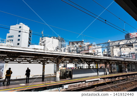 從東京都千代田區河治町神田站JR中央線月台眺望 從東京都千代田區河治町神田站JR中央線月台眺望 141932440