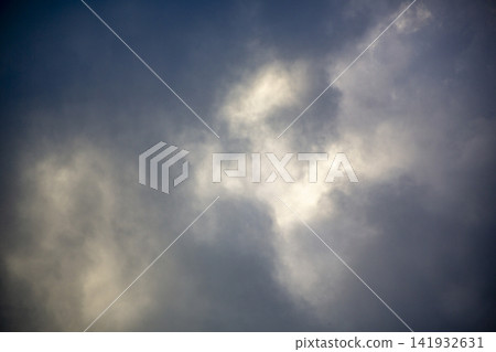 壯麗的景象:陽光透過奄美大島雲層的縫隙灑下。 壯麗的景象:陽光透過奄美大島雲層的縫隙灑下。 141932631