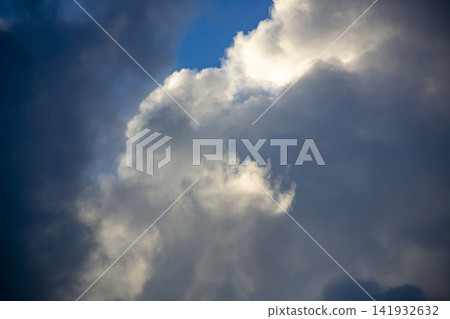 壯麗的景象:陽光透過奄美大島雲層的縫隙灑下。 壯麗的景象:陽光透過奄美大島雲層的縫隙灑下。 141932632
