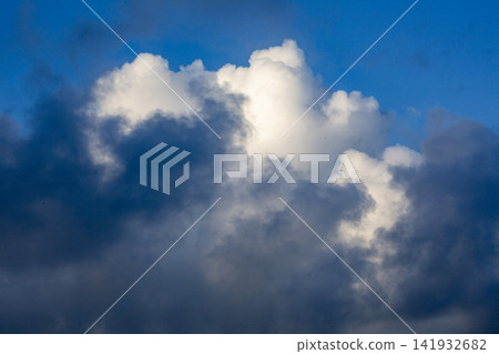 壯麗的景象:陽光透過奄美大島雲層的縫隙灑下。 壯麗的景象:陽光透過奄美大島雲層的縫隙灑下。 141932682